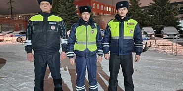 Полицейские Орловщины вызволили почтальона из снежного плена 