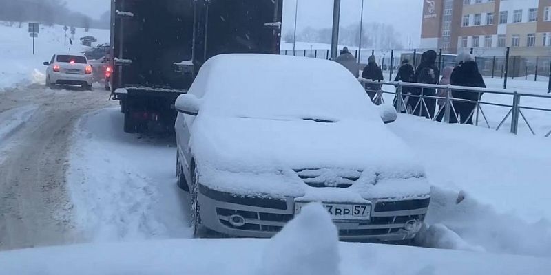 Водители просят запретить парковку возле новой 53-й школы в Орле