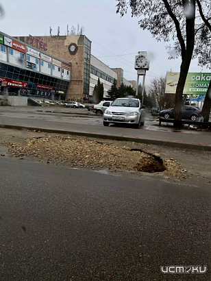 В Орле на отремонтированной улице Ломоносова появилась огромная яма