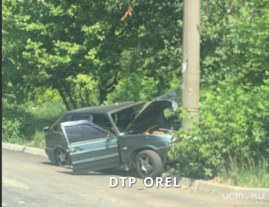 Глазами очевидцев: на Паровозной легковушка протаранила столб