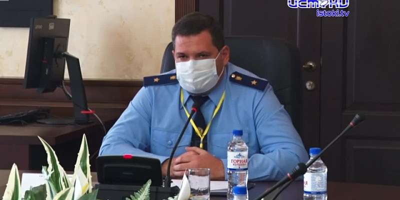 Застройщика, обманувшего дольщиков с ул. Комонавтов, увезли на задержание с совещания в прокуратуре. Видео