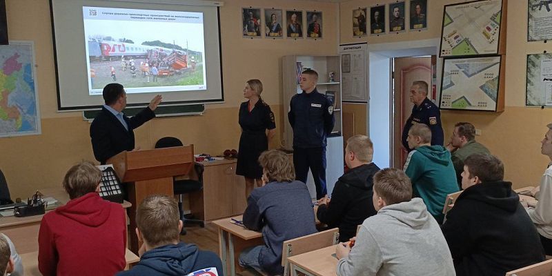 Железнодорожники напомнили будущим водителям правила безопасности в учебном центре ДОСААФ в Орле