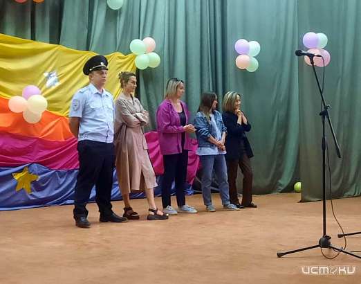 Орловские полицейские провели зарядку в детском лагере «Ёлочка»