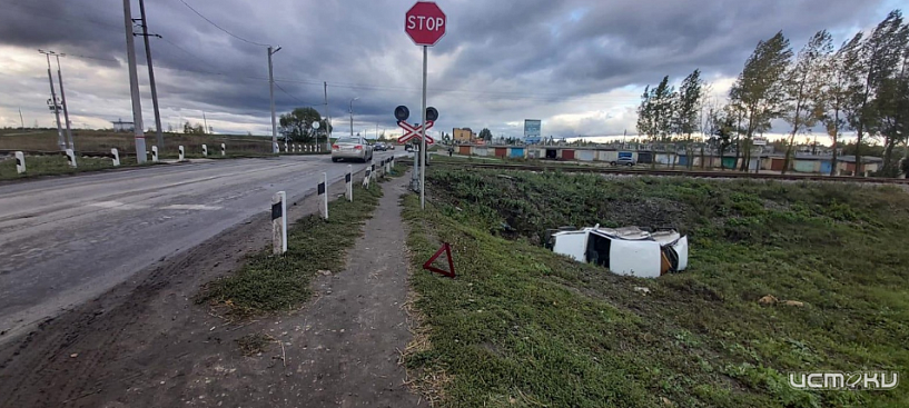 Отечественная легковушка столкнулась с поездом