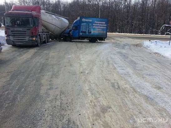 Под Орлом столкнулись два грузовика