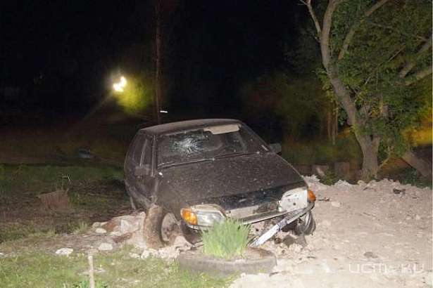 Под Орлом ВАЗ въехал в цветочную клумбу