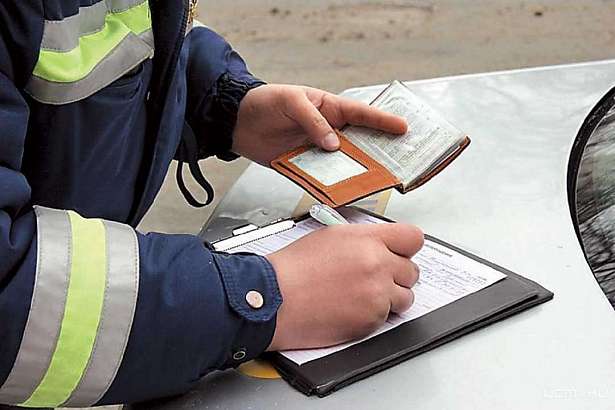 В Орле «сдали» водителей, которые с нарушением паркуют авто на ул. Октябрьская