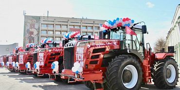 Парад тракторов на площади Ленина в Орле