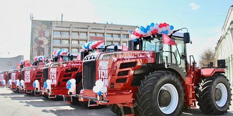Парад тракторов на площади Ленина в Орле
