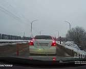 Ямы достигли апогея: на мосту Дружбы орловчанам приходится выталкивать машины