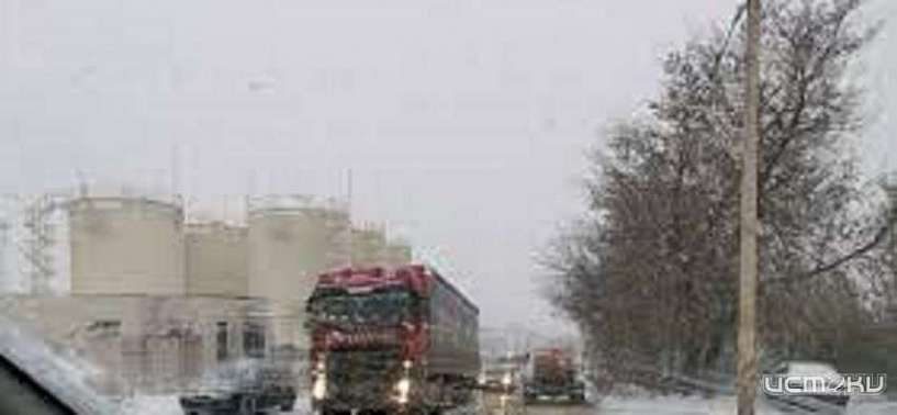 В Орле из-за снега застряли шесть фур