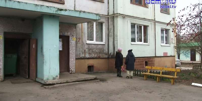 Горячий пар из подвала, отсюда - плесень, сырые обои и другие неприятности. Что происходит с многоэтажкой на Машкарина?