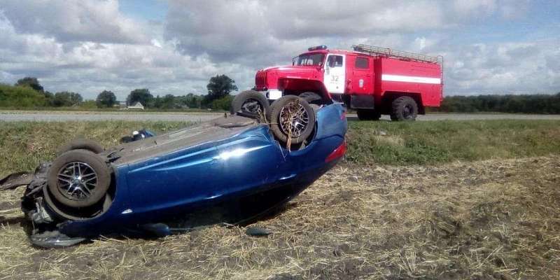 С трассы вынесло в поле: на Орловщине «Солярис» лег на крышу