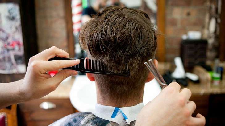 У орловчанина вытащили деньги из барсетки во время стрижки в парикмахерской У орловчанина вытащили деньги из барсетки во время стрижки в парикмахерской