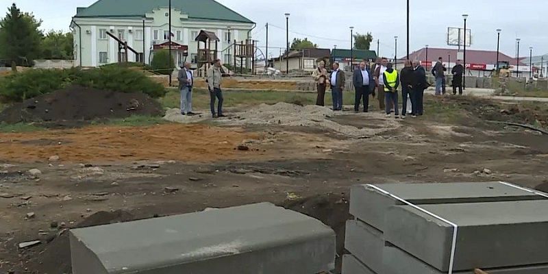 Площадь Вревской в Малоархангельске: благоустройство не уложилось в сроки