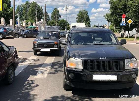 «Нива» и джип не поделили дорогу в Орле: ГИБДД ищет очевидцев