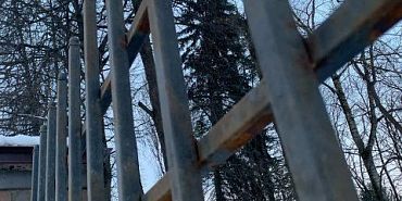 станция юннатов новый ржавый забор Орловчанин обратил внимание на состояние забора на станции юных натуралистов