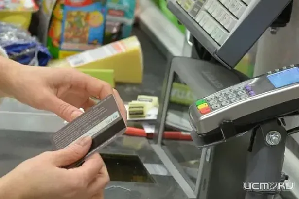 В Должанском районе сотрудница магазина похитила деньги с утерянной банковской карты пенсионерки