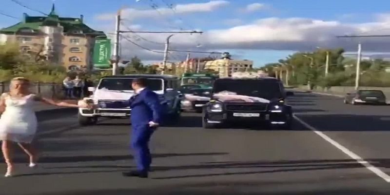 Видео: орловские молодожены перекрыли полосу движения на Тургеневском мосту