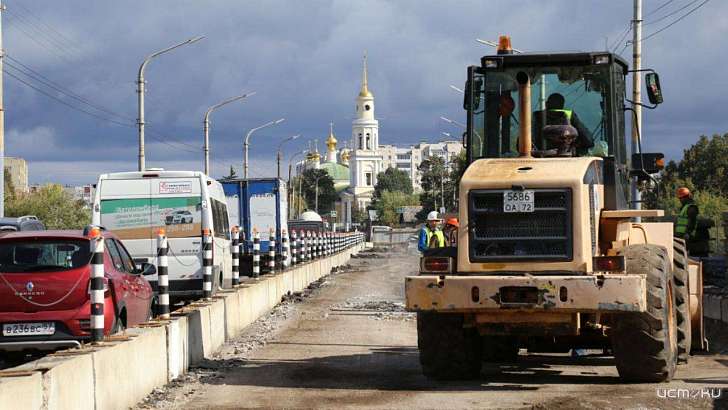 В Орле водитель КамАЗа тушил возгорание на мосту Дружбы