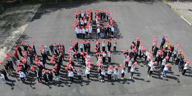 "Наша Великая Победа" флешмоб Орловские студенты отметили приближение 80-летия Победы флэшмобом