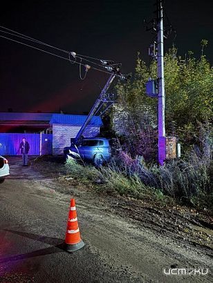 В Орле иномарка врезалась в столб. Пострадал водитель 