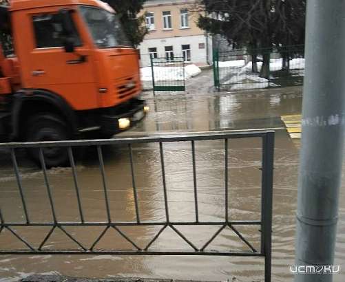 Фотофакт: в Орле ушел под воду пешеходный переход возле детсада