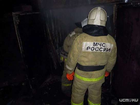 На окраине Орла горит дом: в здании могут быть люди