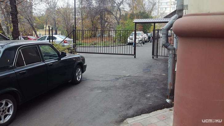 Жильцов дома в центре Орла обвинили в самовольной установке шлагбаума