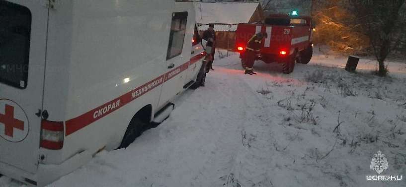 Машина скорой помощи застряла в снегу в Орловской области