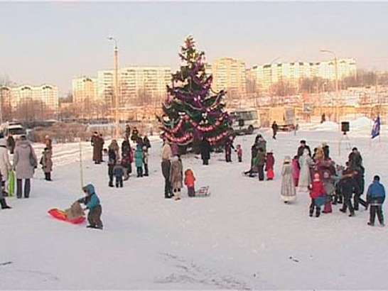 А дети отдыхают у елки