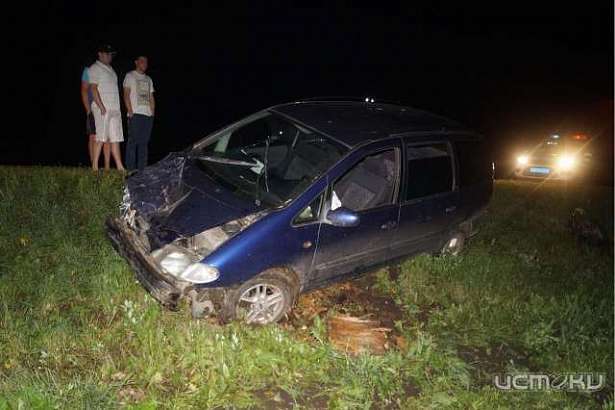 В Орловской области пьяный водитель на Форде въехал в стоящее авто