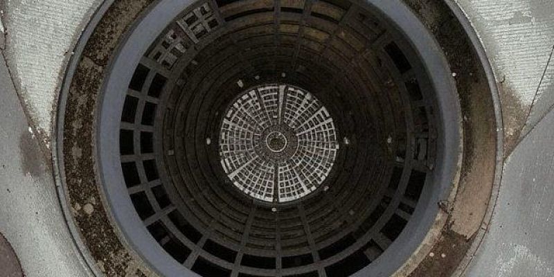 Мэрия заплатит орловчанке за падение в ливневый колодец