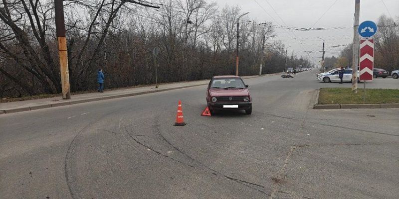 В Орле на перекрестке иномарка протаранила мотоциклиста 