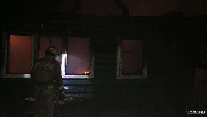 Около полуночи на пепелище сгоревшего дома нашли тело жителя Орловщины