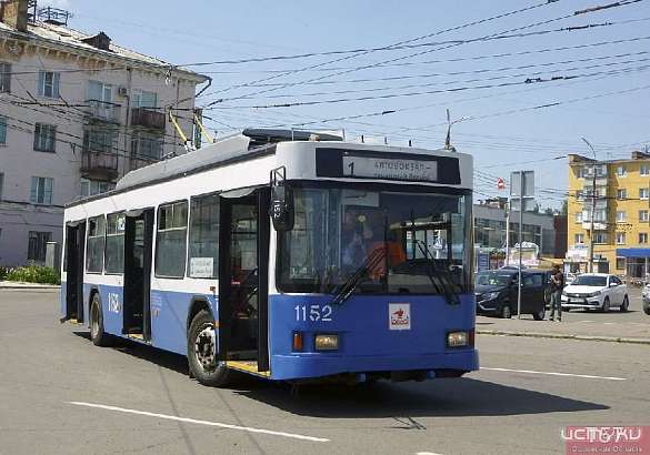 Фотофакт: на улицах Орла появился первый из подаренных Москвой троллейбусов