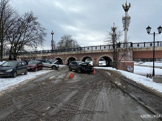 Тройное ДТП произошло в Орле под Александровским мостом