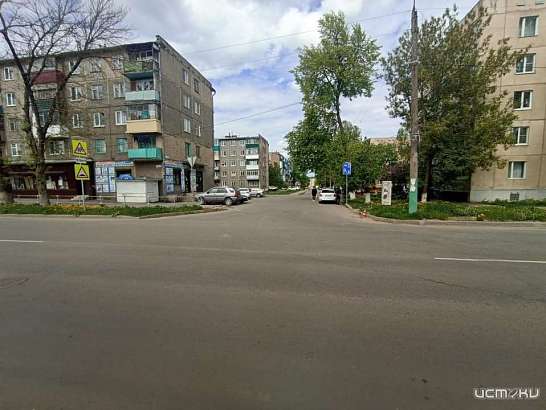 Во Мценске автомобиль сбил пешехода, стоявшего на бордюре