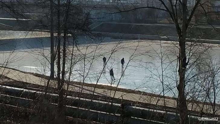 Фоторепортаж: орловчане устроили каток на неокрепшем льду возле набережной