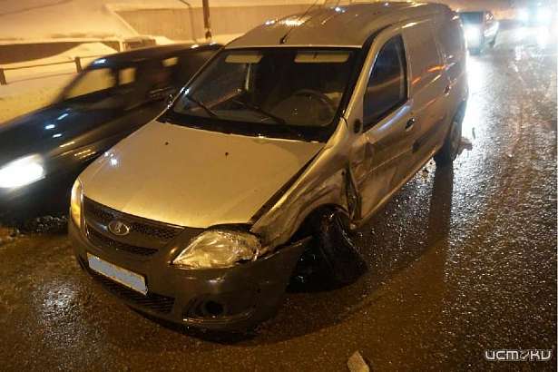 В Северном районе Орла иномарка на встречке столкнулась с «Ладой»