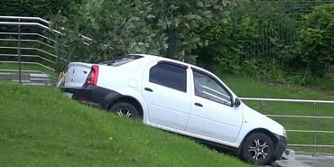 Автомобиль покатился с горы и врезался в детский парк