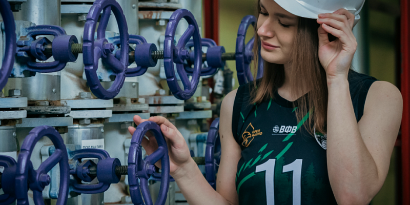 Когда спорт встречается с индустрией: девчонки из волейбольного клуба "Орел" приехали на завод