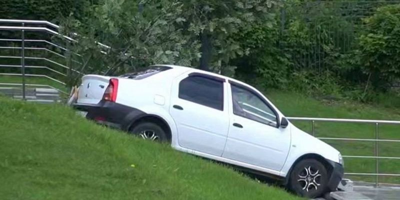 Автомобиль покатился с горы и врезался в детский парк Автомобиль покатился с горы и врезался в детский парк