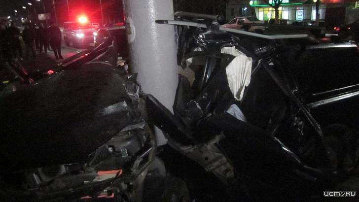 В Орле два человека разбились насмерть, врезавшись на машине в столб