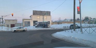 Утренние кульбиты. В Орле маршрутка сбилась с пути и снесла забор