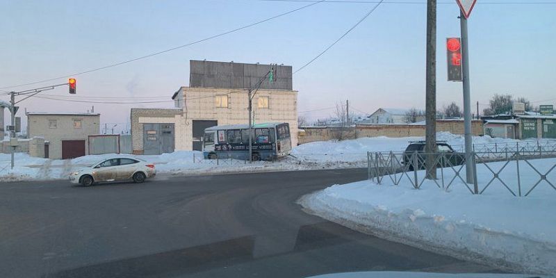 Утренние кульбиты. В Орле маршрутка сбилась с пути и снесла забор