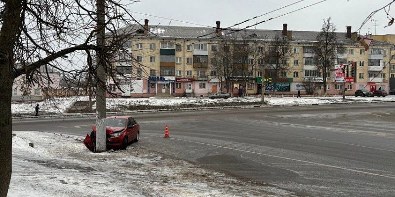 На Московском шоссе автомобиль въехал в железобетонный столб На Московском шоссе автомобиль въехал в железобетонный столб
