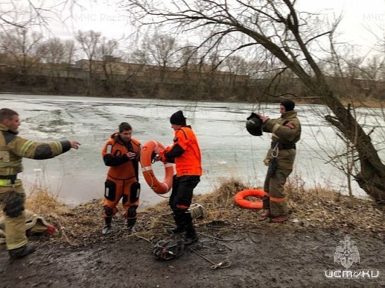 В Орле сотрудники МЧС России спасли из ледяной воды двух мужчин 