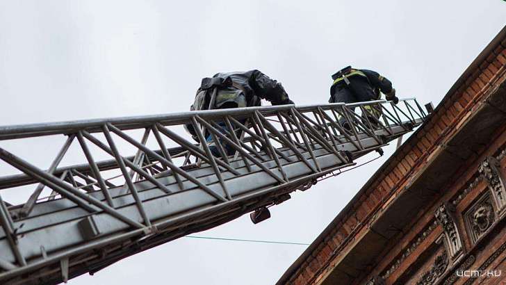 Во Мценске спасатели сняли женщину с крыши многоэтажки