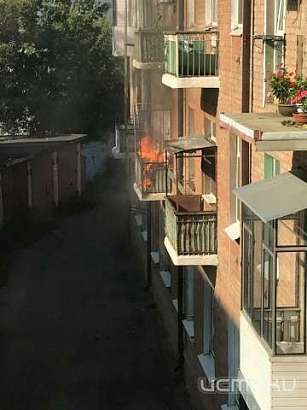 В Орле тушили пожар на балконе дома на площади Мира